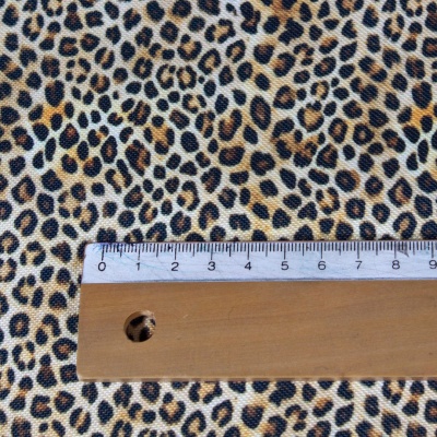 Tela animal print impermeable detalle